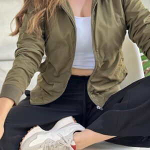 Chaqueta con capota impermeable